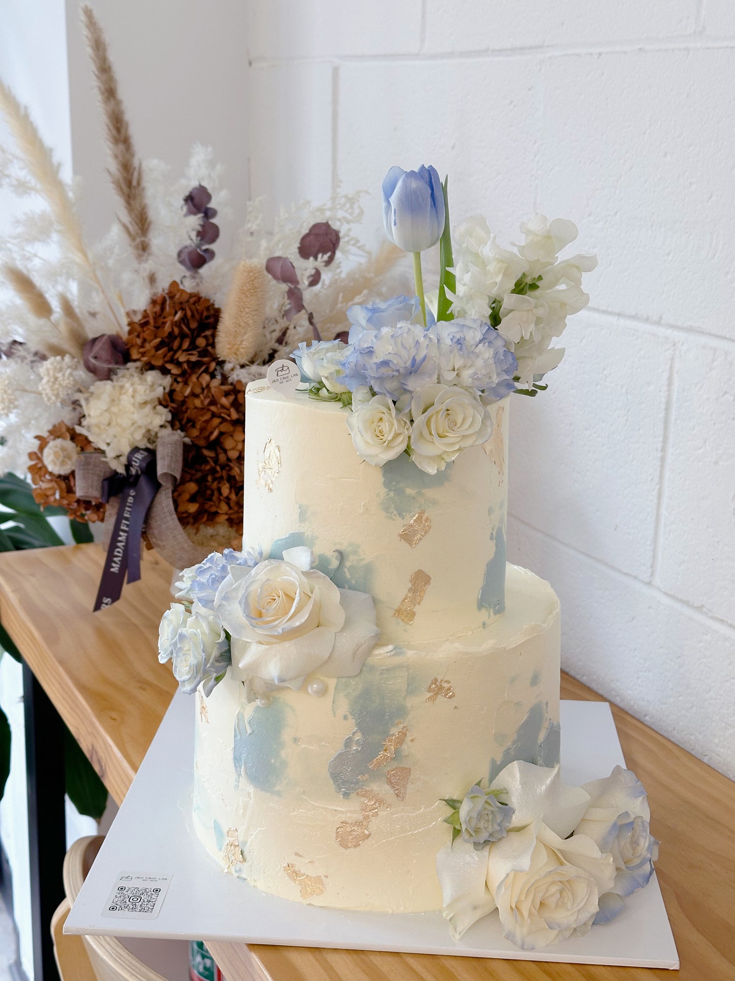 Blue and White Color Fresh Floral Wedding Cake
