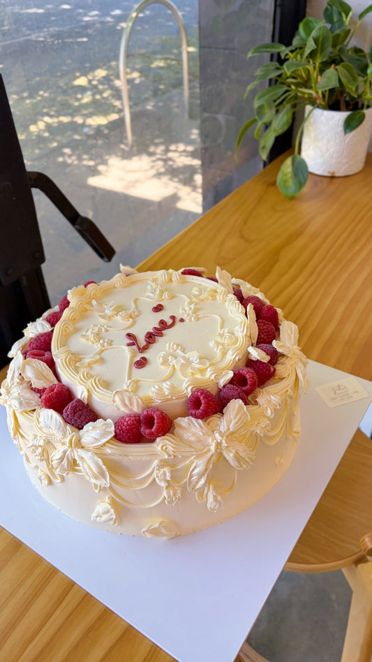 Classic Round French Romance Banquet Cake