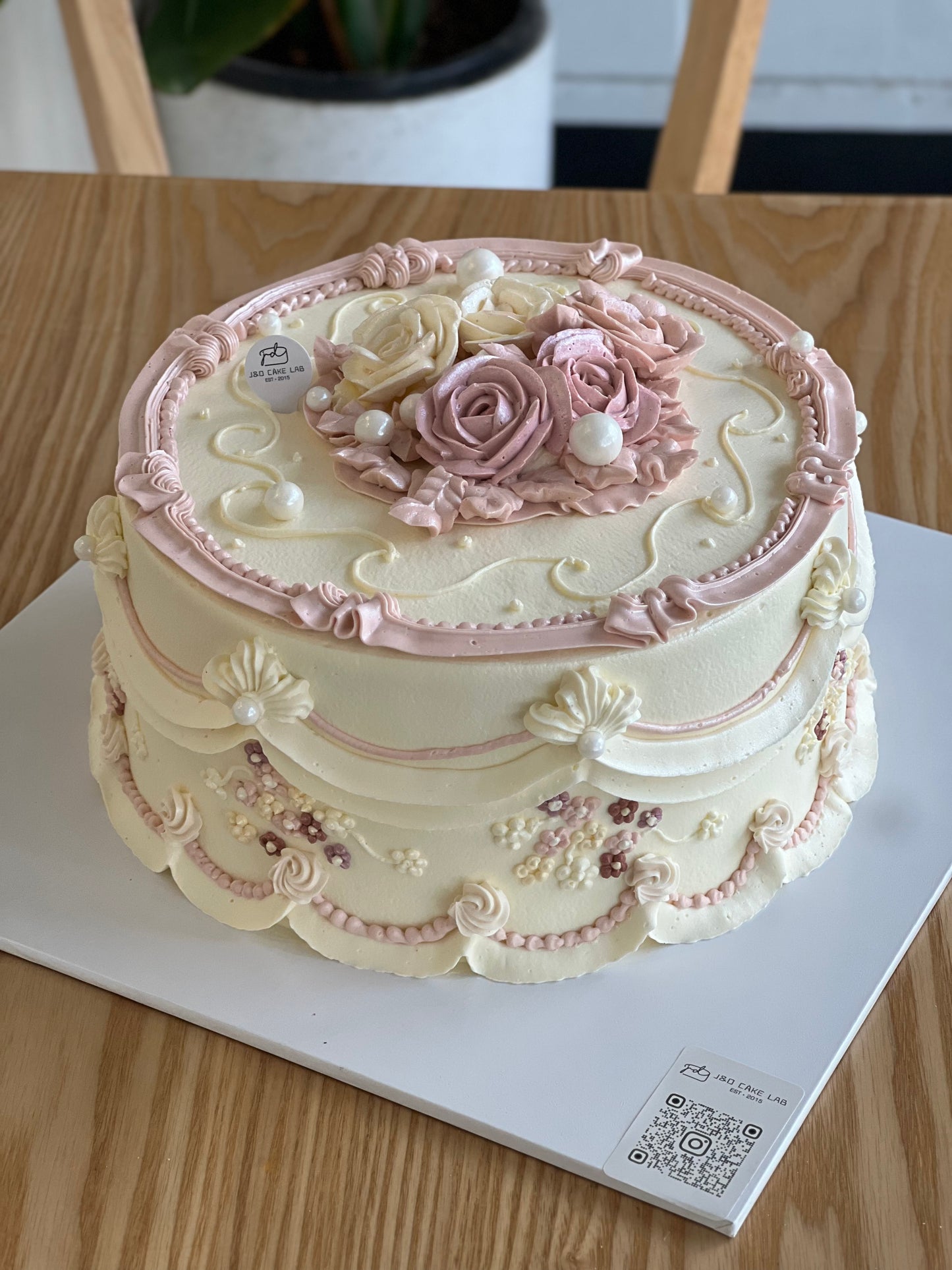 Elegance Vintage Style With Pink Piping Roses Cake